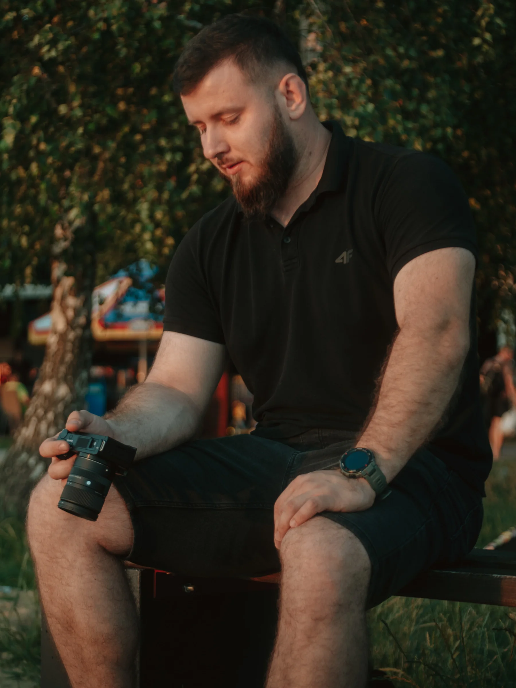 Fotograf z aparatem podczas pracy w plenerze